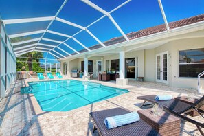 Indoor pool, a heated pool - VRCC Villa The Palms (Cape Coral)