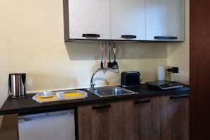 Fridge, dishwasher, cookware/dishes/utensils