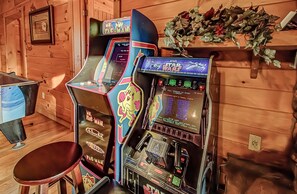 Game room - Cabin Fever Lodge #750 (Gatlinburg)