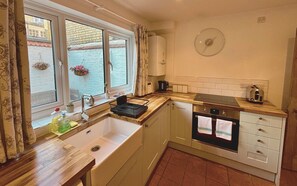 Fridge, microwave, oven, stovetop - Quaint 2 bed Cottage in the Heart of Cambridge with free parking off-site (Cambridge)