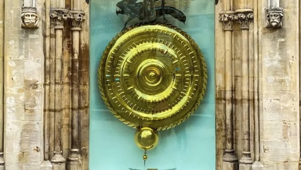 A historical building entrance with a large, ornate brass door, a Gothic arch, and a crest above the door. - Quaint 2 bed Cottage in the Heart of Cambridge with free parking off-site (Cambridge)