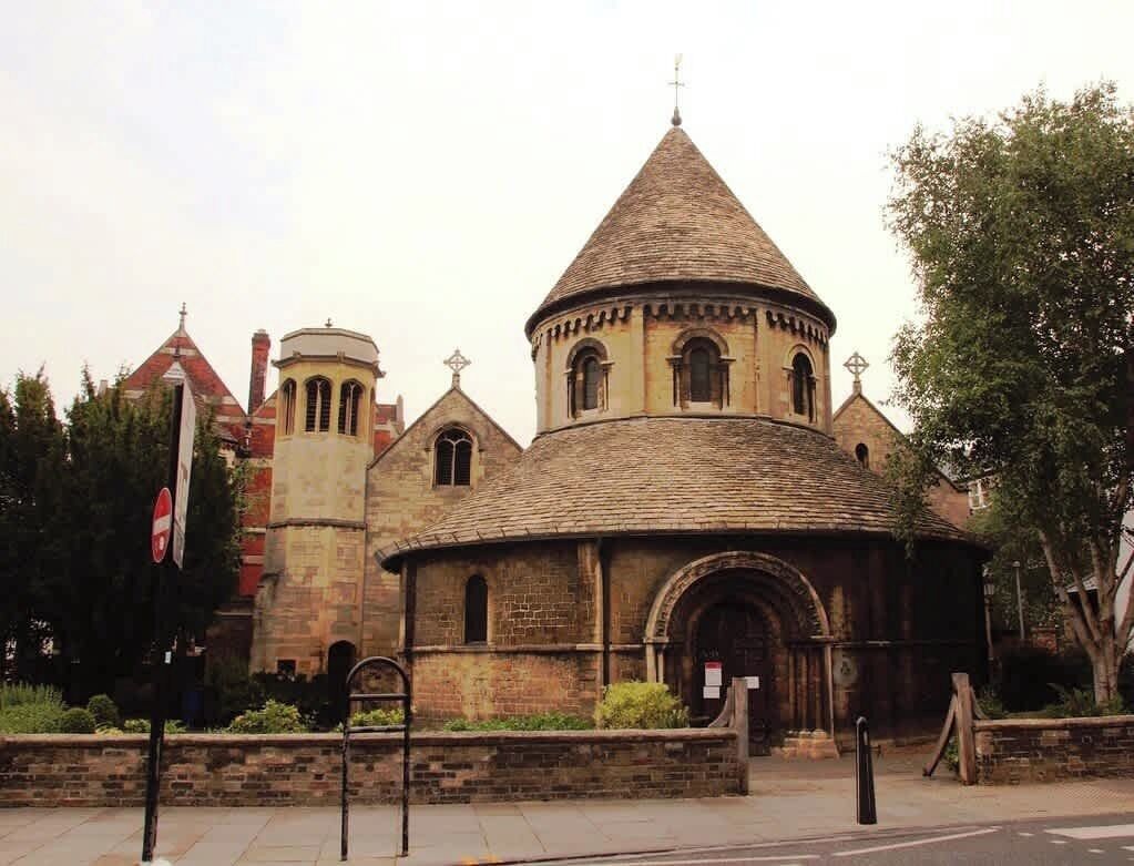 Een historische kerk met een centrale koepel en een klokkentoren.