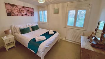 2 bedrooms, iron/ironing board, travel cot, WiFi