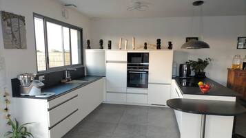 Een koelkast, een microgolfoven, een oven, een kookplaat