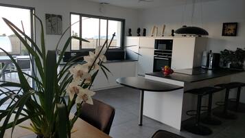 Een koelkast, een microgolfoven, een oven, een kookplaat