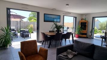 Smart-tv, een dvd-speler en boeken