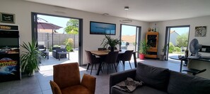 Smart-tv, een dvd-speler en boeken