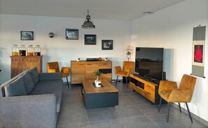 Smart TV, DVD player, books - Beautiful, bright seaside house in Angoulins/mer near La Rochelle. (Angoulins)