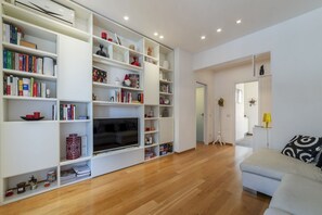 Living area - GuestHost - Vatican & St. Peter's Apartment with Balcony (Roma)