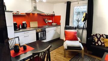 KĂŒhlschrank, Mikrowelle, Ofen, Herdplatte