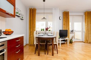 Dining - Mokotów Apartment Bluszczańska | Apartment with Parking and Balcony (Warszawa)