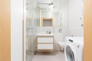 Dusche, Haartrockner, Handtücher, Shampoo