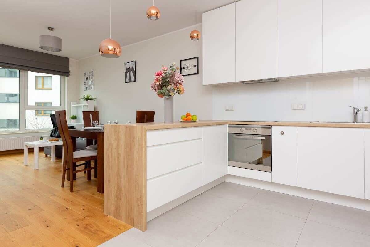 冷蔵庫、オーブン、コンロ、食器洗い機