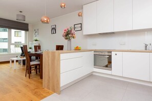 Kjøleskap, ovn, kokeplater og oppvaskmaskin