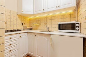 Frigorifero, microonde, forno, piano cottura