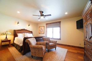 3 bedrooms, desk, travel crib, free WiFi