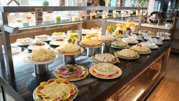 Un buffet proposant une variété de plats et de boissons.