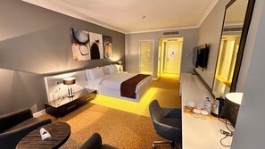 ستائر تعتيم وتجهيزات عازلة للصوت ومكواة/لوح كي وواي فاي مجانًا