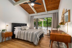 7 bedrooms, desk, iron/ironing board, free WiFi - Entire Gated Estate w/ Lap Pool Ocean View AC in DT Kona (Kailua-Kona)