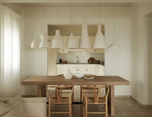 Refrigerador, horno, tetera/pava eléctrica, utensilios de cocina