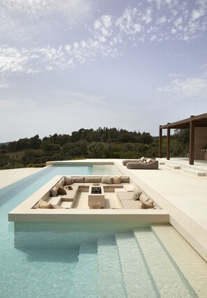 Outdoor pool, pool umbrellas, pool loungers - Sui Generis Villa (Kefalonia)