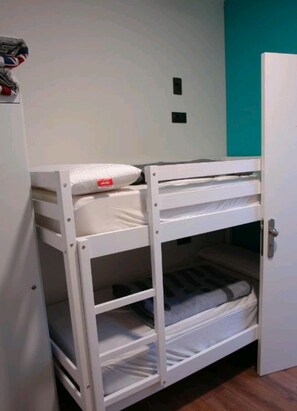 Basic Shared Dormitory | Premium bedding, down comforters, laptop workspace, free WiFi - Hostel Trovadores (Burgos)
