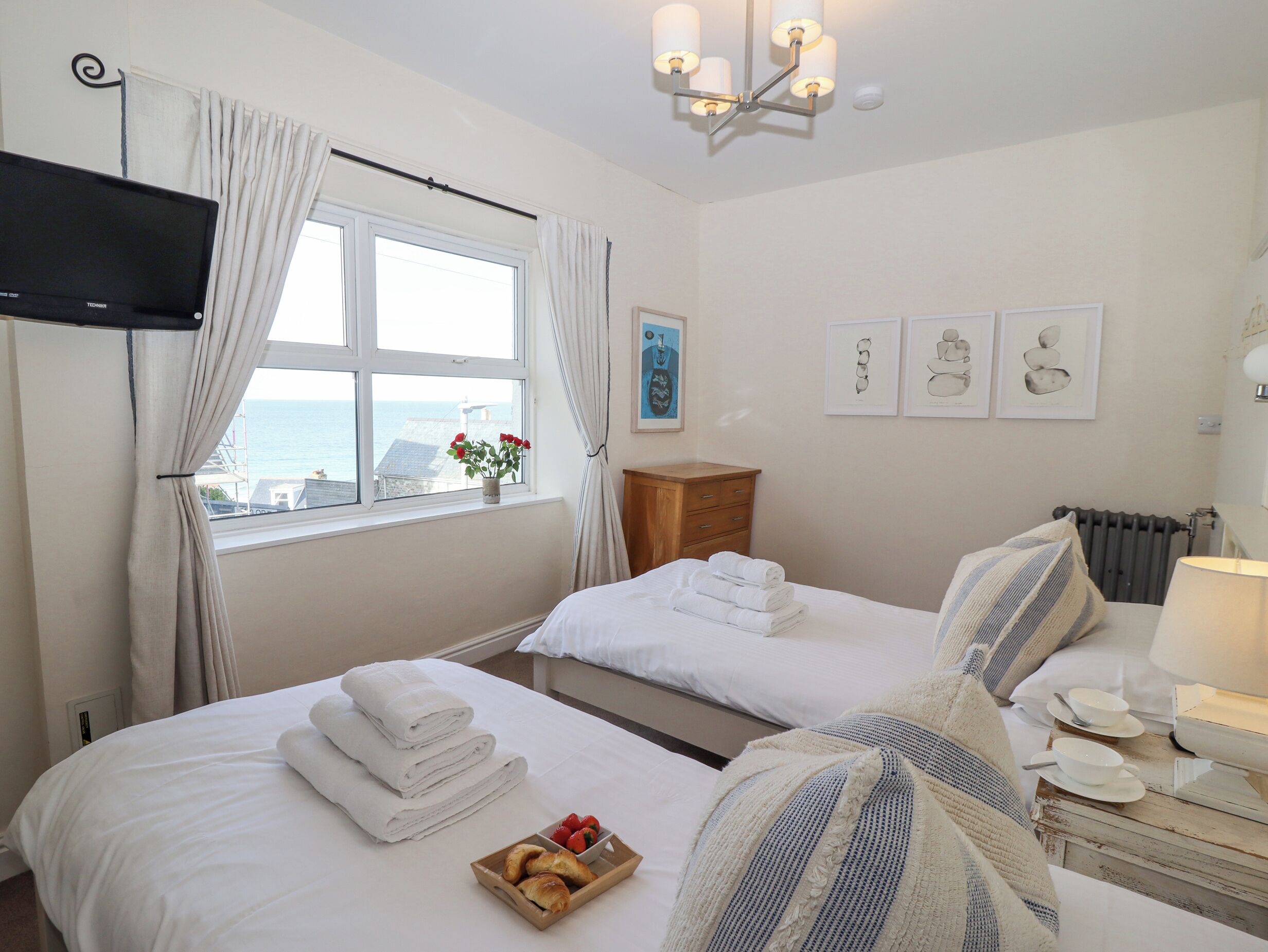 2 habitaciones, decoración personalizada y muebles diferentes 