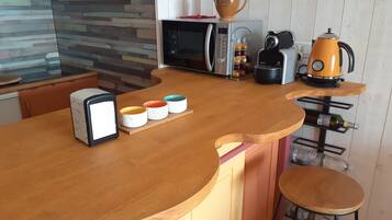 Réfrigérateur, micro-ondes, plaque de cuisson, bouilloire électrique