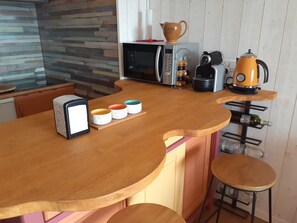 Réfrigérateur, micro-ondes, plaque de cuisson, bouilloire électrique