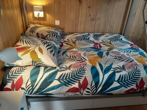 2 chambres, fer et planche à repasser, draps fournis