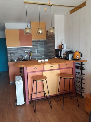 Réfrigérateur, micro-ondes, plaque de cuisson, bouilloire électrique