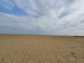 Beach nearby - The Collingwood (Great Yarmouth)