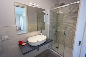 Superior Studio | Bathroom | Shower, rainfall showerhead, bidet, towels