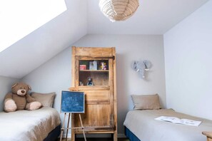 3 habitaciones, tabla de planchar con plancha y cuna de viaje 