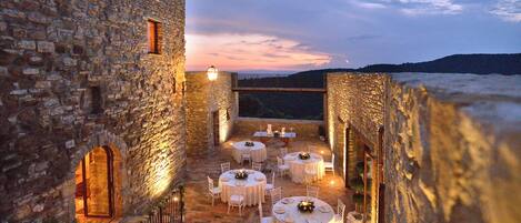 تناول الطعام بالخارج