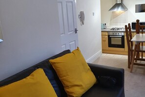30-inch TV with digital channels - Impeccable 1-bed Apartment in Ilfracombe (Ilfracombe)