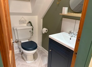 Shower, hair dryer, towels - 1 Keepers Cottage, Skeabost Bridge, Isle Of Skye (Skeabost)