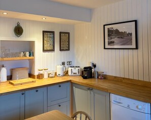Fridge, microwave, oven, stovetop - 1 Keepers Cottage, Skeabost Bridge, Isle Of Skye (Skeabost)