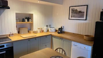 Cottage | Private kitchen | Fridge, microwave, oven, stovetop