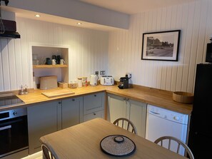 Private kitchen - 1 Keepers Cottage, Skeabost Bridge, Isle Of Skye (Skeabost)