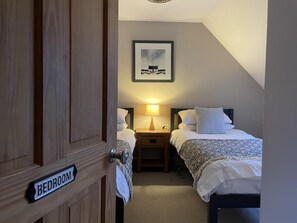 2 bedrooms, free WiFi, bed sheets - 1 Keepers Cottage, Skeabost Bridge, Isle Of Skye (Skeabost)
