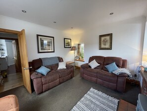 Living room - 1 Keepers Cottage, Skeabost Bridge, Isle Of Skye (Skeabost)