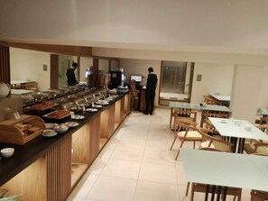 Esmorzar diari d'estil bufet gratuït