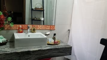 Suihku, hiustenkuivaaja, bidee, pyyhkeet