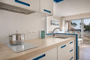 Kjøleskap, mikrobølgeovn, oppvaskmaskin og kaffetrakter/tekoker