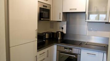 Basic Apartment | Private kitchen | Full-sized fridge, microwave, oven, toaster