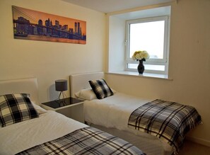 2 bedrooms, iron/ironing board, free WiFi, bed sheets - Icon Becket (Brentwood)