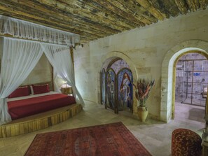 Presidential Suite | Hypo-allergenic bedding, minibar, individually decorated - Kalsedon Cave Suites (Nevsehir)