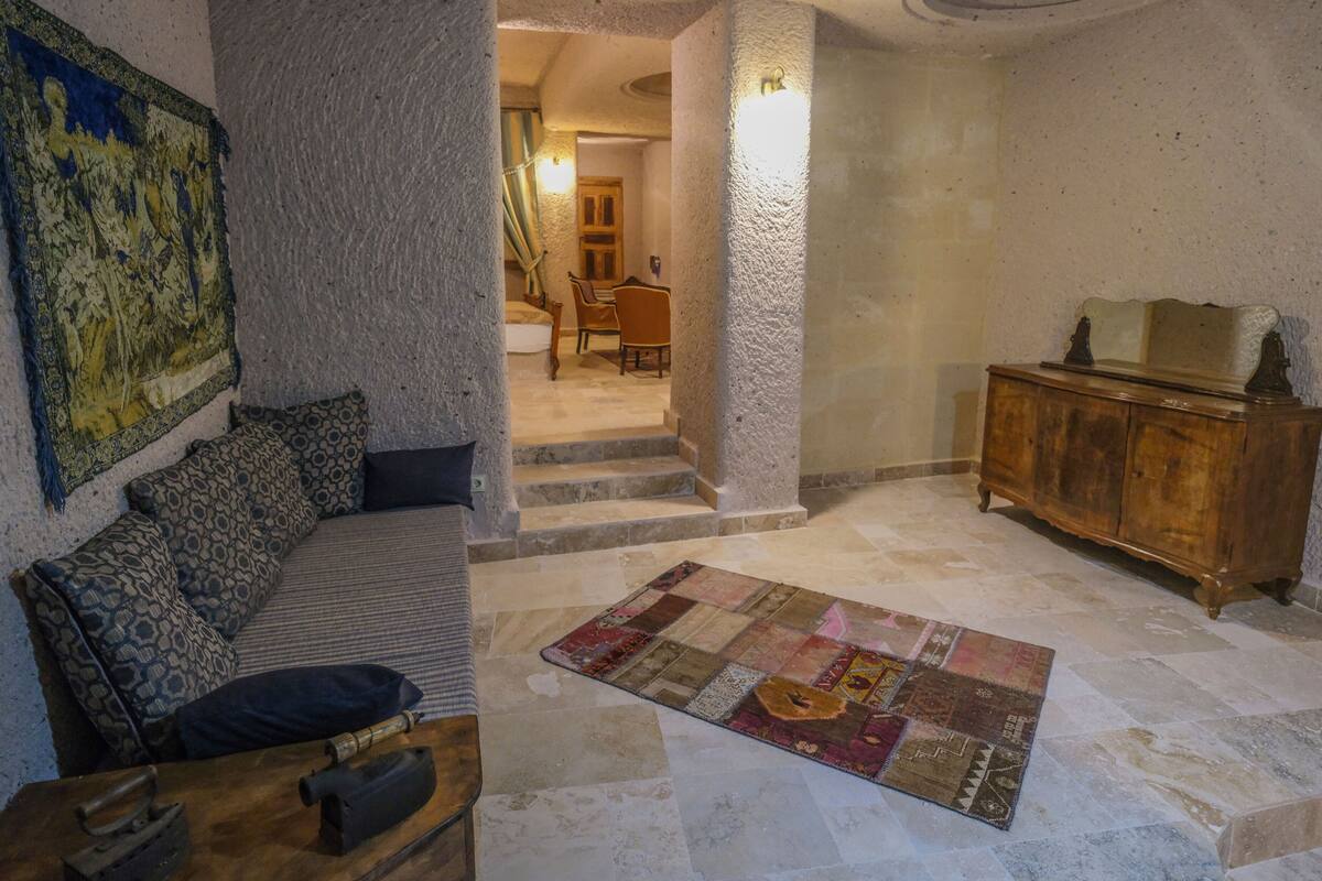 Un salon chaleureux avec un canapé, un meuble en bois et un tapis coloré.