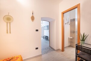 Camera doppia | Una scrivania, Wi-Fi gratuito, lenzuola